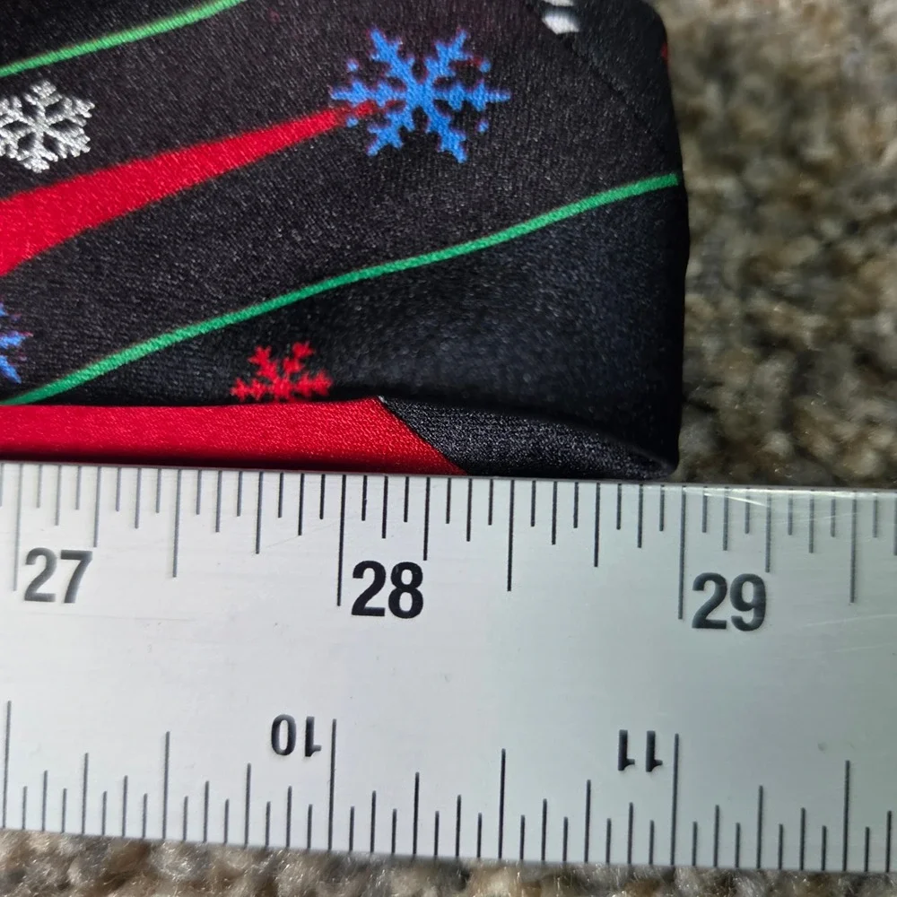 Holiday Traditions Hallmark Snowflake Christmas Necktie Red Black Green Mens Tie